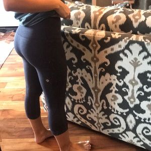 Lululemon Cropped Leggings Size 4- NAVY